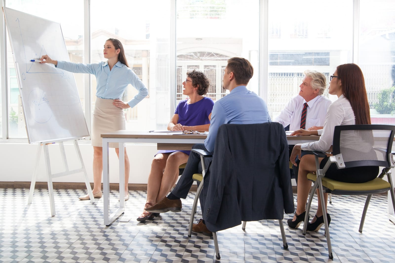 Gruppo di professionisti che analizza dati su un grande schermo