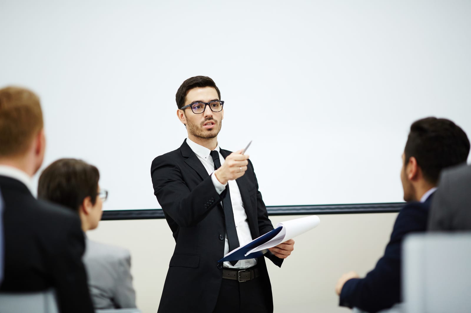 Postazioni e sedie in una sala conferenze aziendale